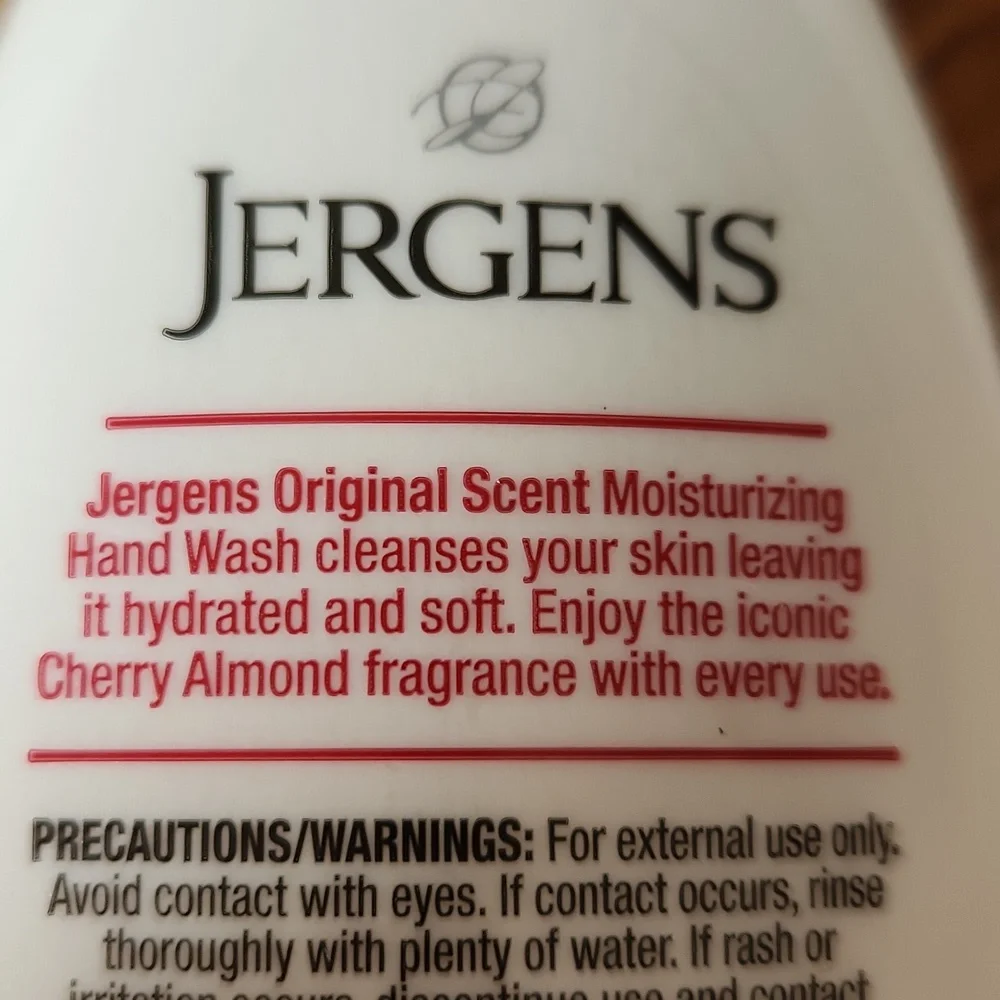 Jergens Moisturizing Hand Wash & Bar Soap Original Cherry Almond Essence‎